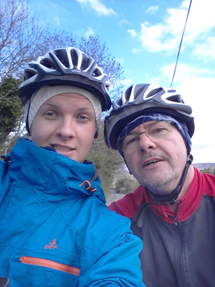 Zwei blicken in die Kamers